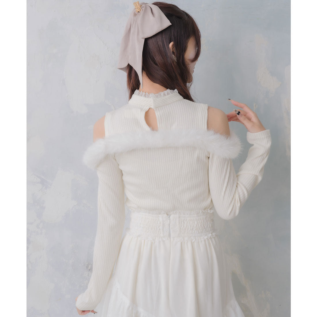 クチュールバイロジータ couture BY ROJITA 肩開きファーライン切替トップス （ボルドー） ボルドー