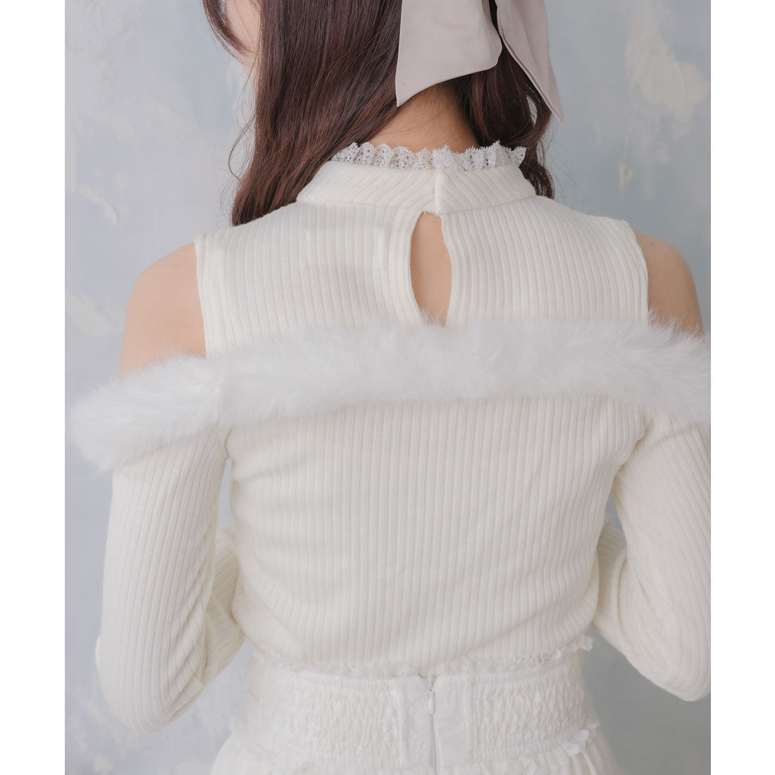 クチュールバイロジータ couture BY ROJITA 肩開きファーライン切替トップス （ボルドー） ボルドー