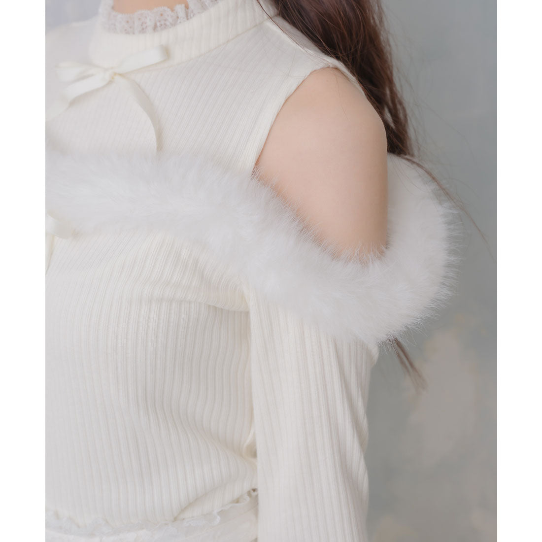 クチュールバイロジータ couture BY ROJITA 肩開きファーライン切替トップス （ボルドー） ボルドー