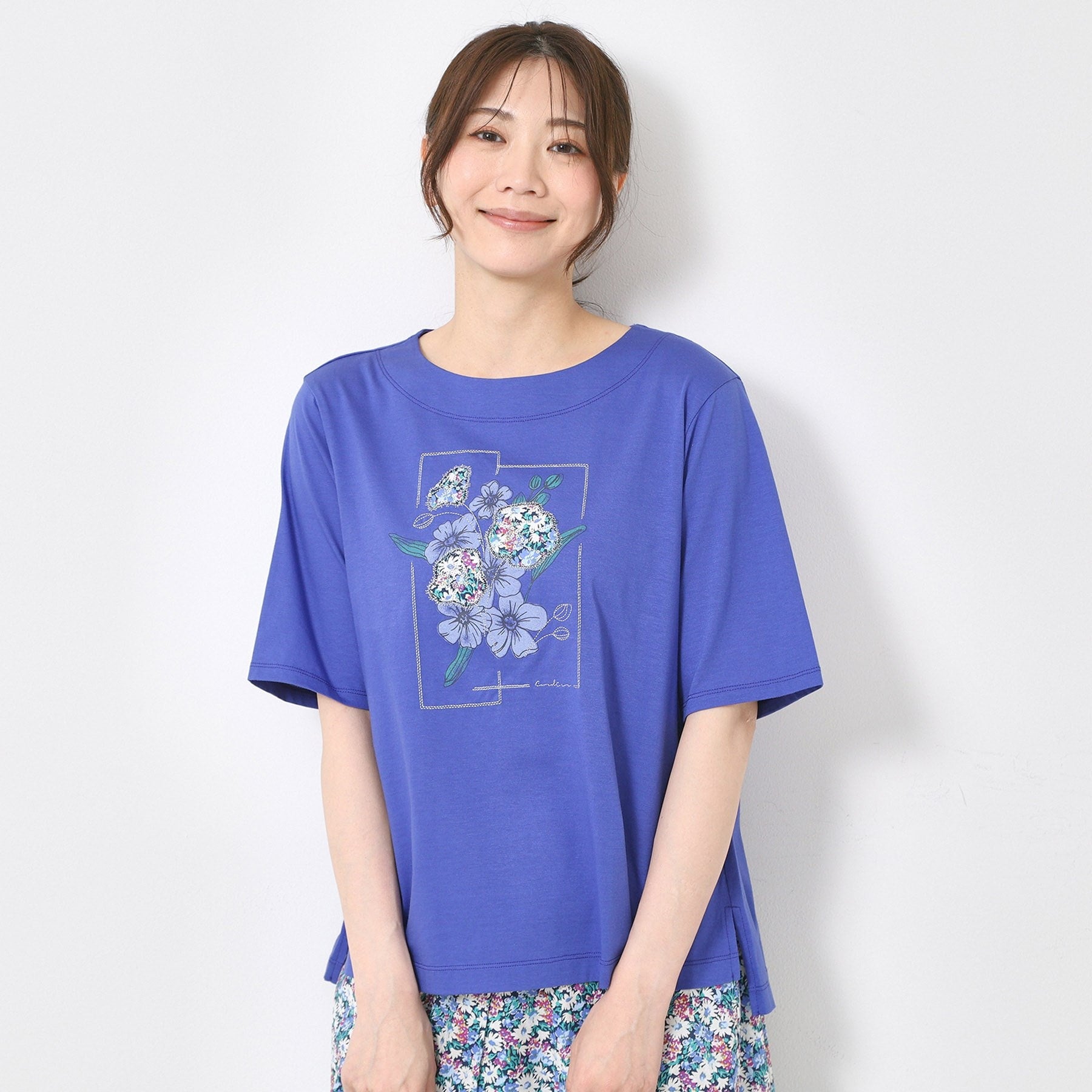 コルディア CORDIER 【M～4Lサイズ】パッチワーク＆刺繍 フラワーモチーフTシャツ （ブルー(092)） ブルー(092)
