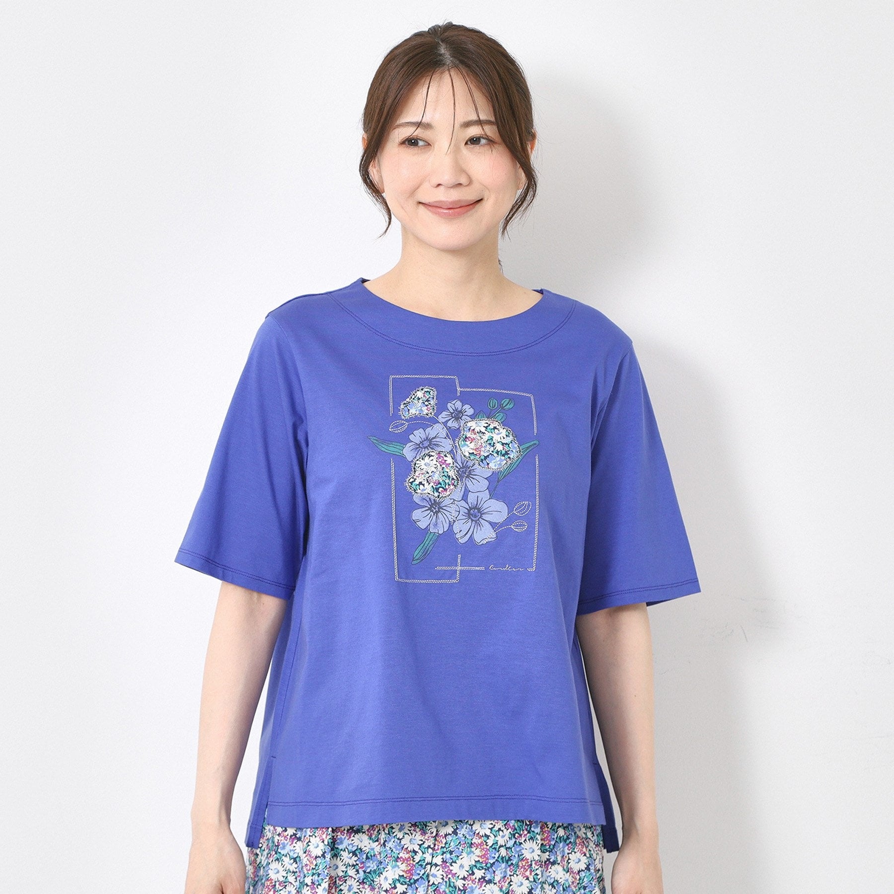 コルディア CORDIER 【M～4Lサイズ】パッチワーク＆刺繍 フラワーモチーフTシャツ （ブルー(092)） ブルー(092)