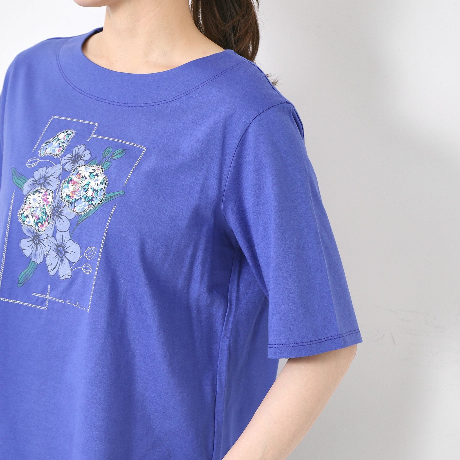 コルディア CORDIER 【M～4Lサイズ】パッチワーク＆刺繍 フラワーモチーフTシャツ （ブルー(092)） ブルー(092)