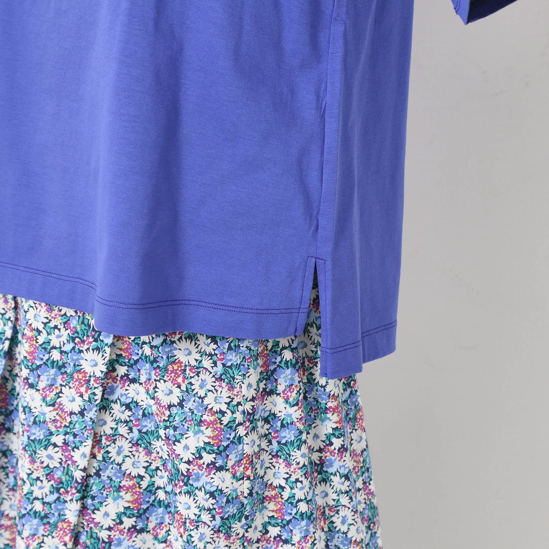 コルディア CORDIER 【M～4Lサイズ】パッチワーク＆刺繍 フラワーモチーフTシャツ （ブルー(092)） ブルー(092)