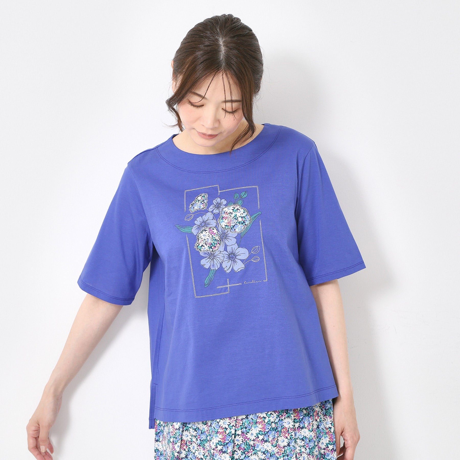 コルディア CORDIER 【M～4Lサイズ】パッチワーク＆刺繍 フラワーモチーフTシャツ （ブルー(092)） ブルー(092)