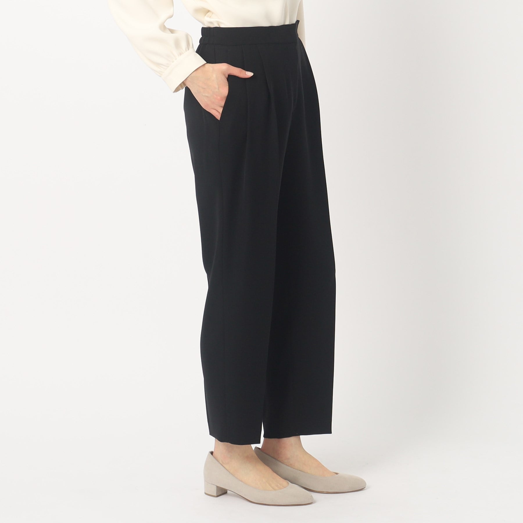 コルディア CORDIER ネオサテンストレッチテーパードパンツ