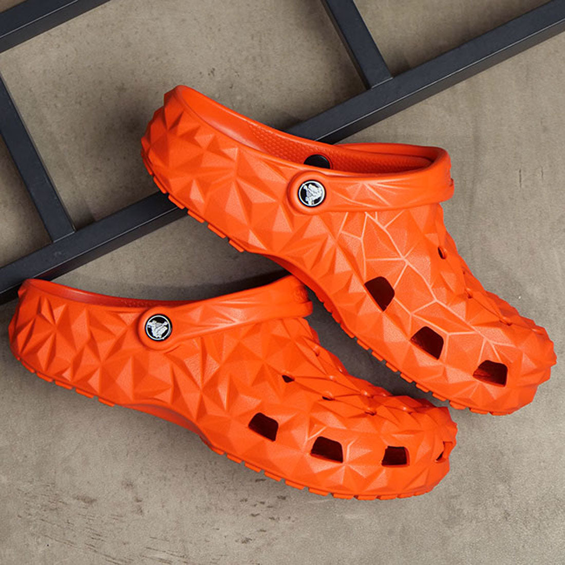 Crocs Classic Geometric Clog Lava [209563-84J]
