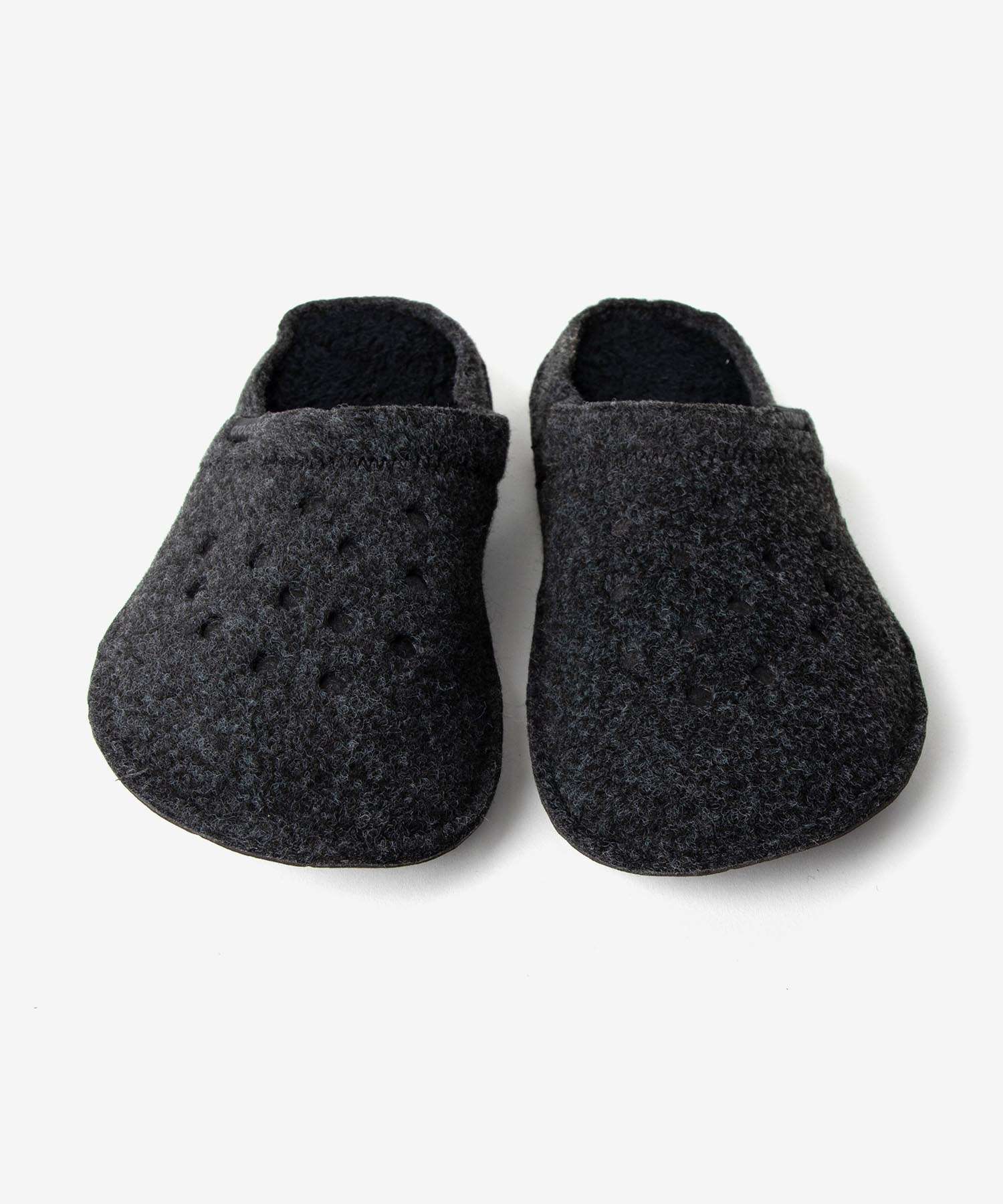 クロックス crocs クロックス crocs Classic Slipper クラシック スリッパ 203600 ユニセックス ルームシューズ （ブラック） ブラック