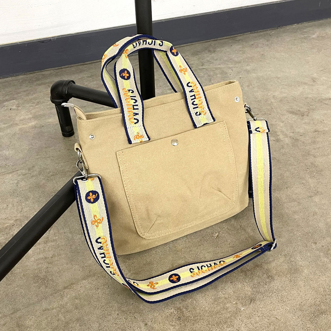 シーアールビー CRB ロゴショルダーキャンバストートバッグ （ベージュ） ベージュ