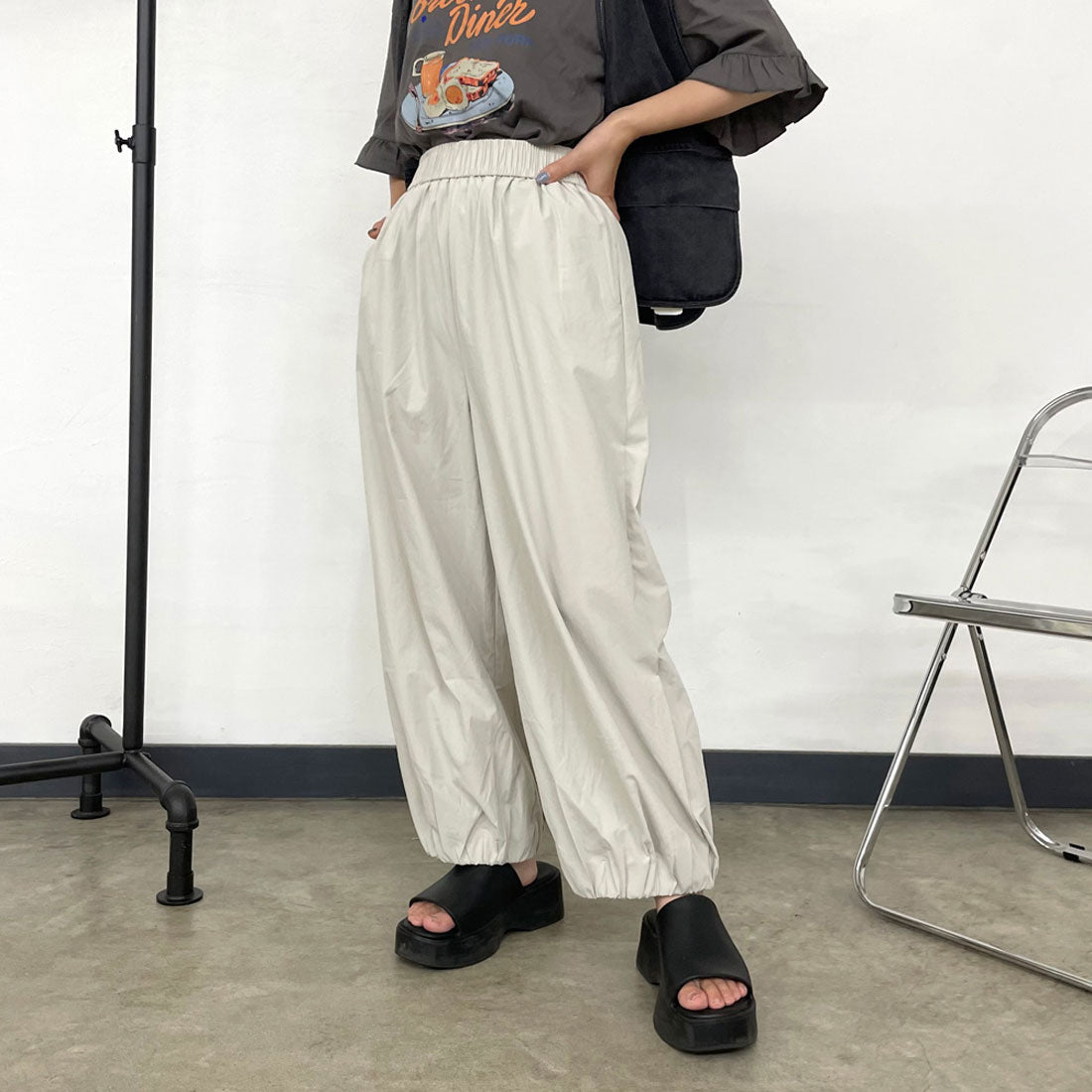 シーアールビー CRB 裾ギャザーナイロン風パンツ （ネイビー） ネイビー