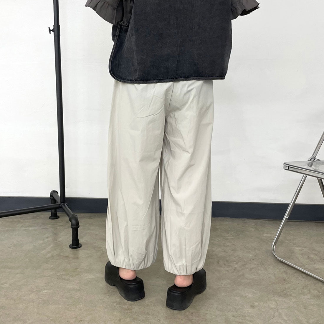 シーアールビー CRB 裾ギャザーナイロン風パンツ （ネイビー） ネイビー