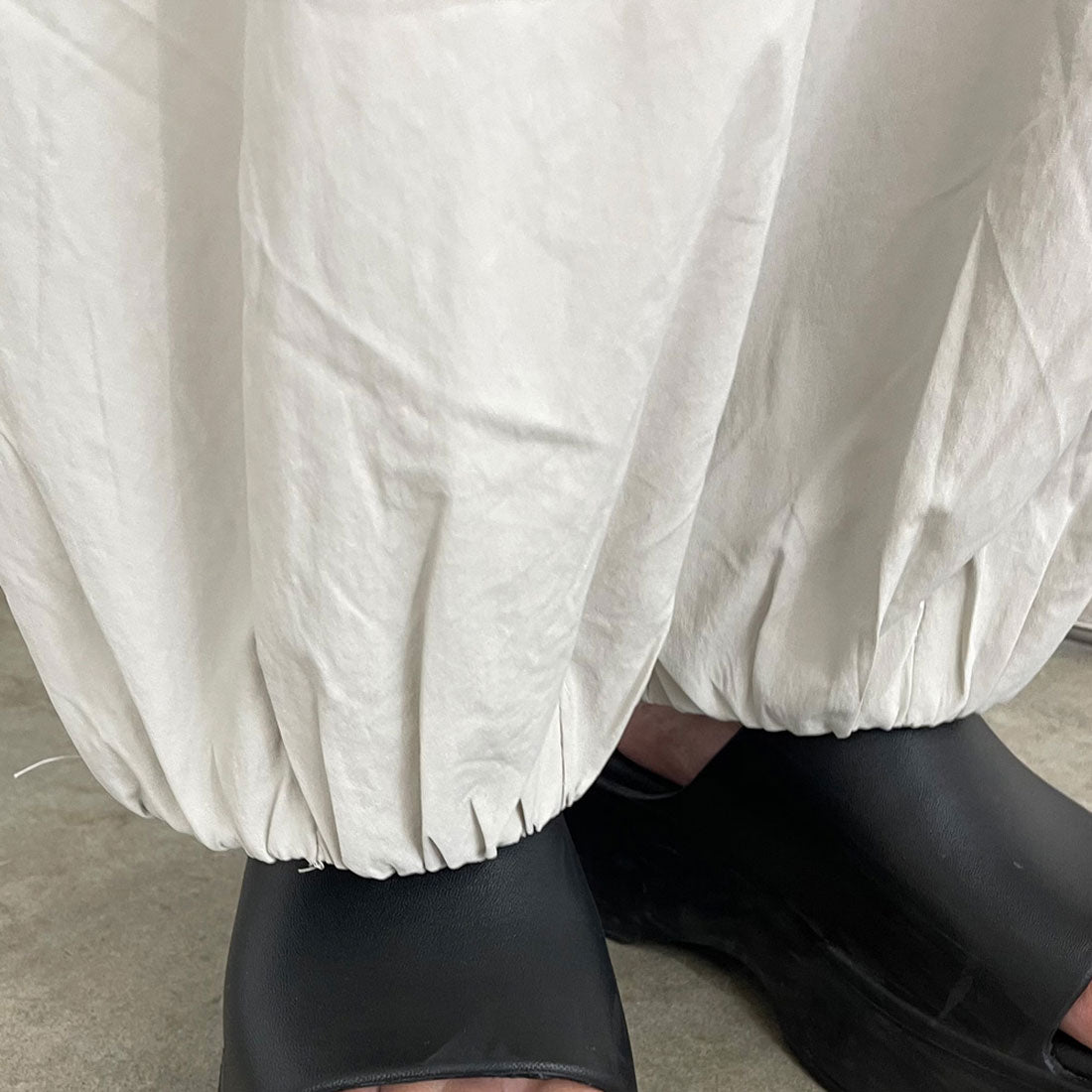 シーアールビー CRB 裾ギャザーナイロン風パンツ （ネイビー） ネイビー