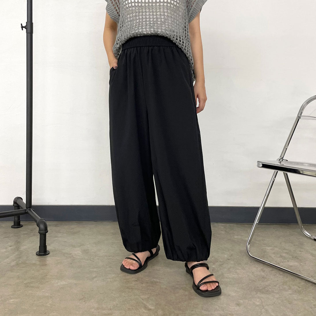 シーアールビー CRB 裾ギャザーナイロン風パンツ （ネイビー） ネイビー