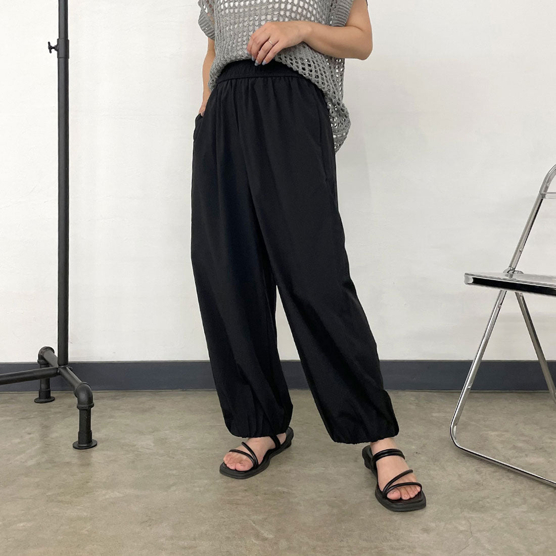 シーアールビー CRB 裾ギャザーナイロン風パンツ （ネイビー） ネイビー