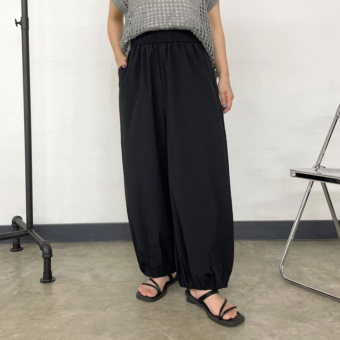 シーアールビー CRB 裾ギャザーナイロン風パンツ （ネイビー） ネイビー