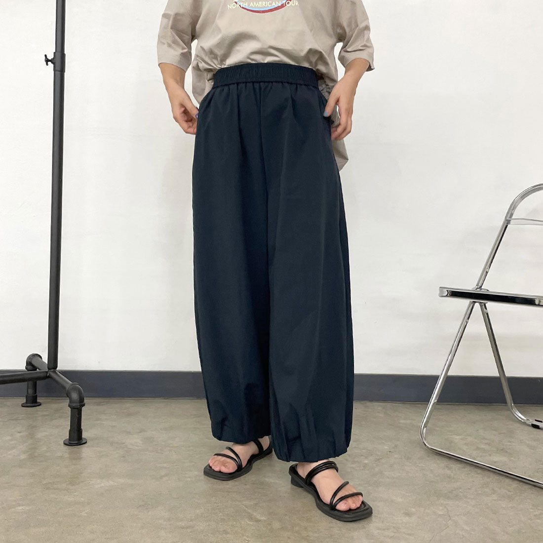 シーアールビー CRB 裾ギャザーナイロン風パンツ （ネイビー） ネイビー