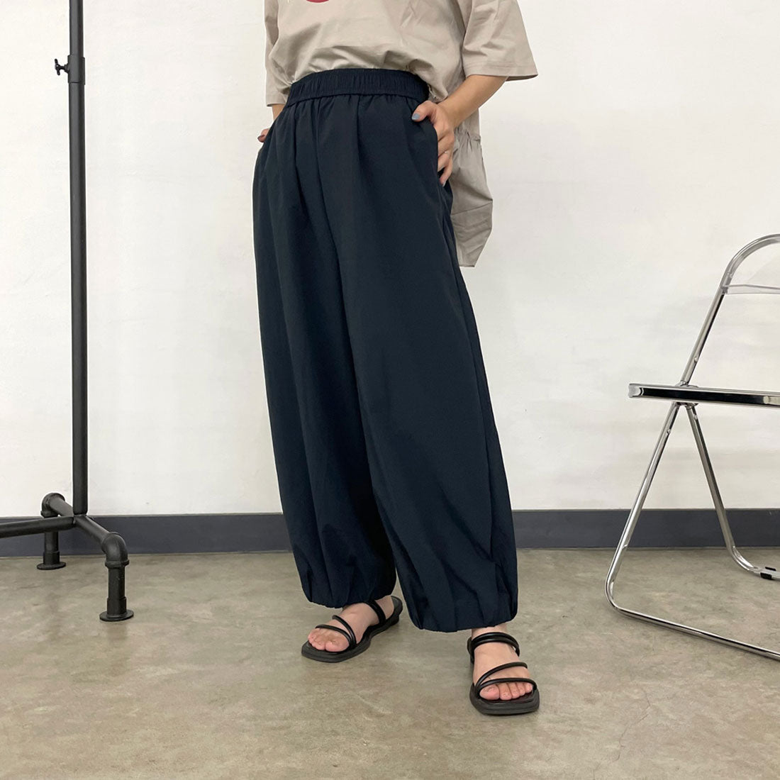 シーアールビー CRB 裾ギャザーナイロン風パンツ （ネイビー） ネイビー