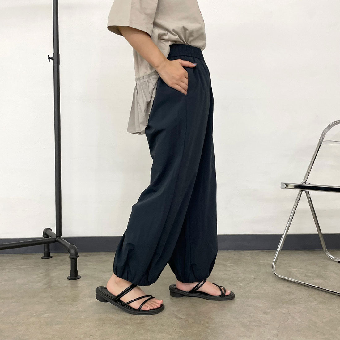 シーアールビー CRB 裾ギャザーナイロン風パンツ （ネイビー） ネイビー