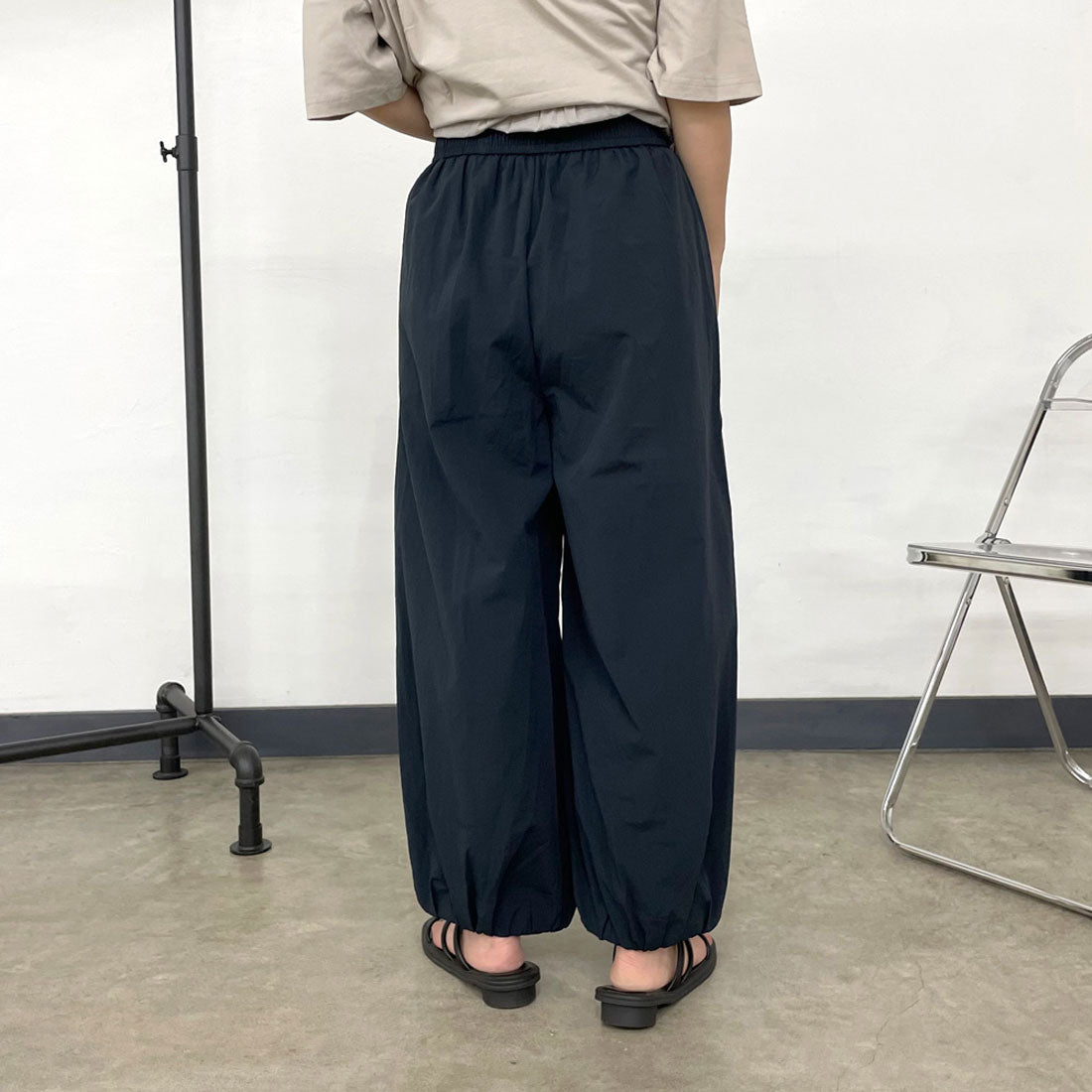 シーアールビー CRB 裾ギャザーナイロン風パンツ （ネイビー） ネイビー
