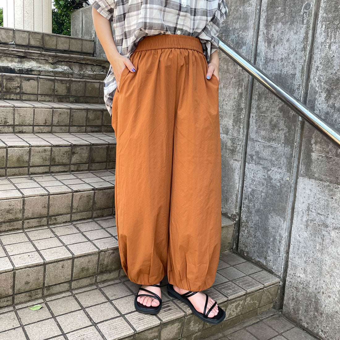 シーアールビー CRB 裾ギャザーナイロン風パンツ （ネイビー） ネイビー