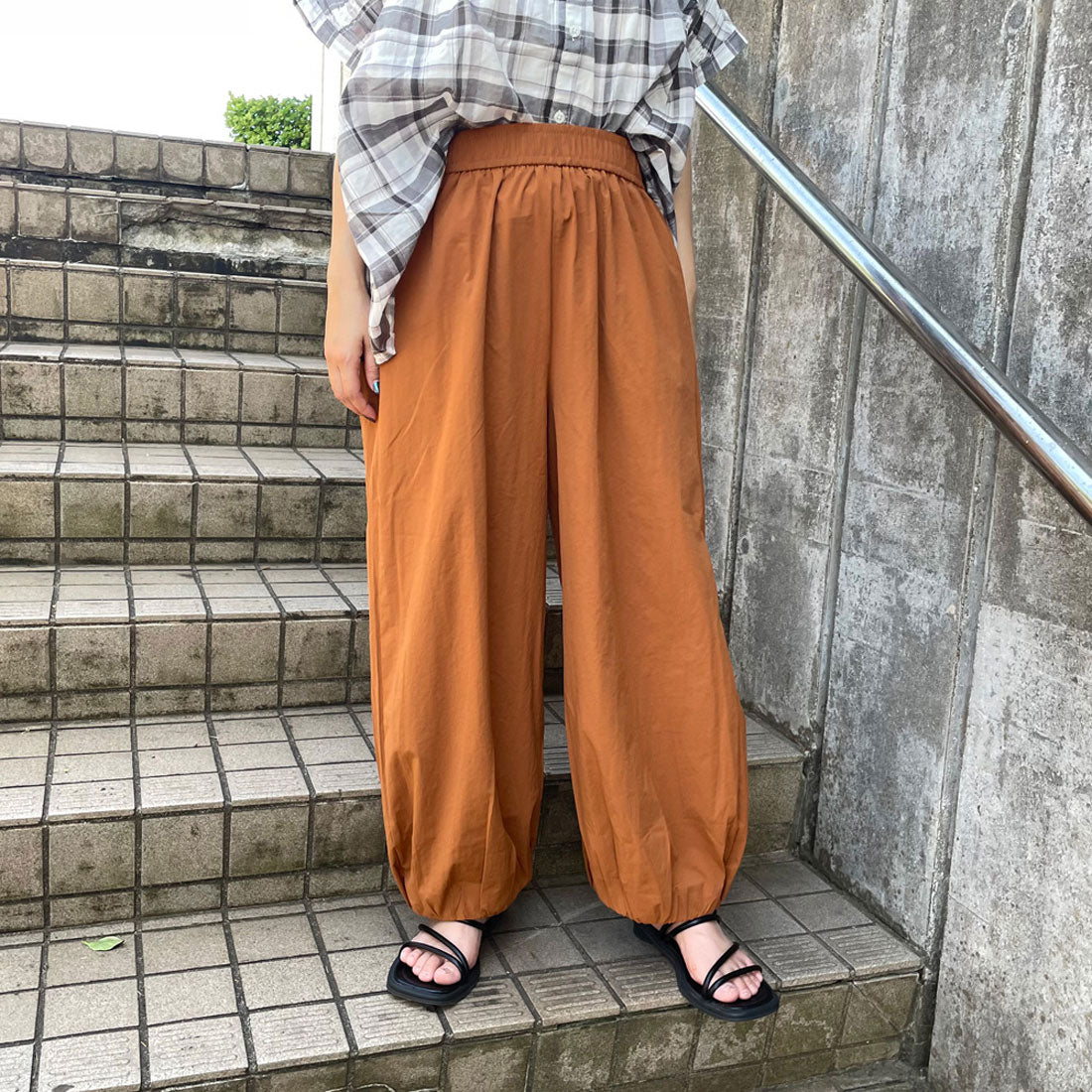 シーアールビー CRB 裾ギャザーナイロン風パンツ （ネイビー） ネイビー