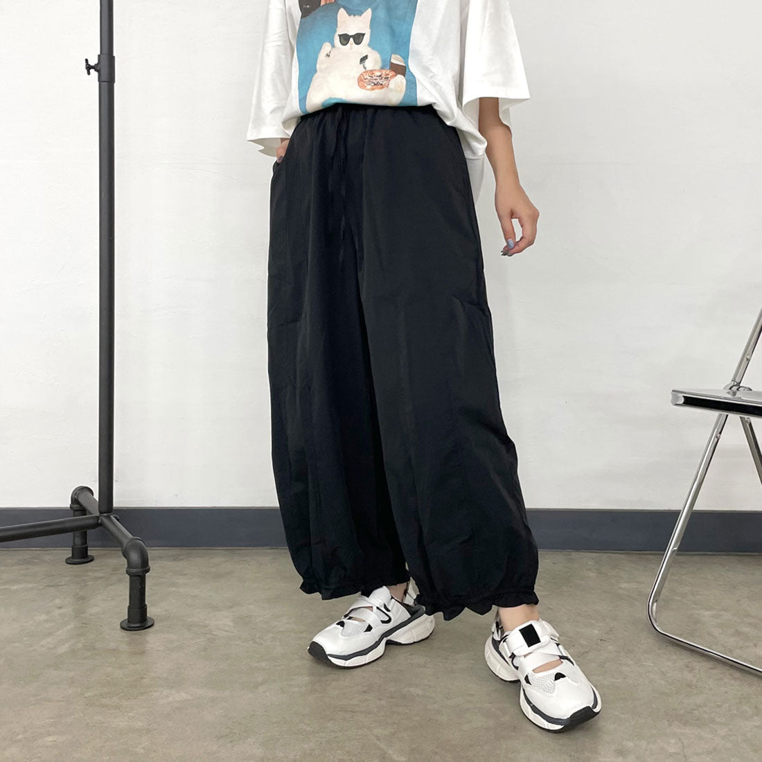 シーアールビー CRB 裾フリルナイロン風パンツ （ブラック） ブラック