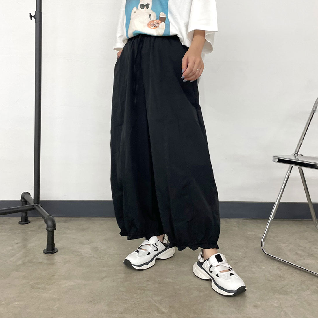 シーアールビー CRB 裾フリルナイロン風パンツ （ブラック） ブラック