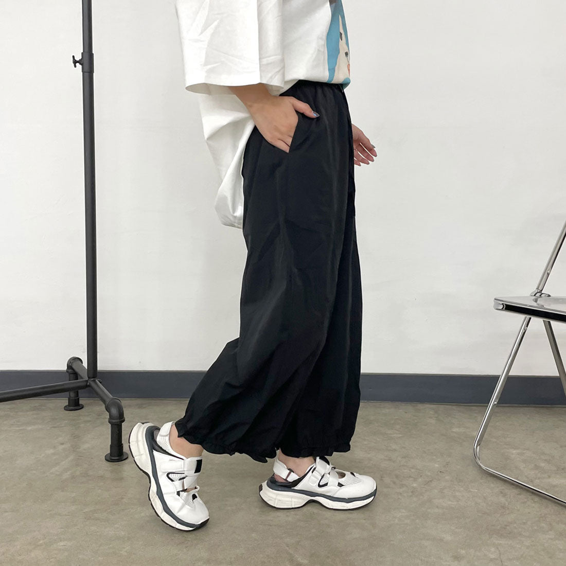 シーアールビー CRB 裾フリルナイロン風パンツ （ブラック） ブラック