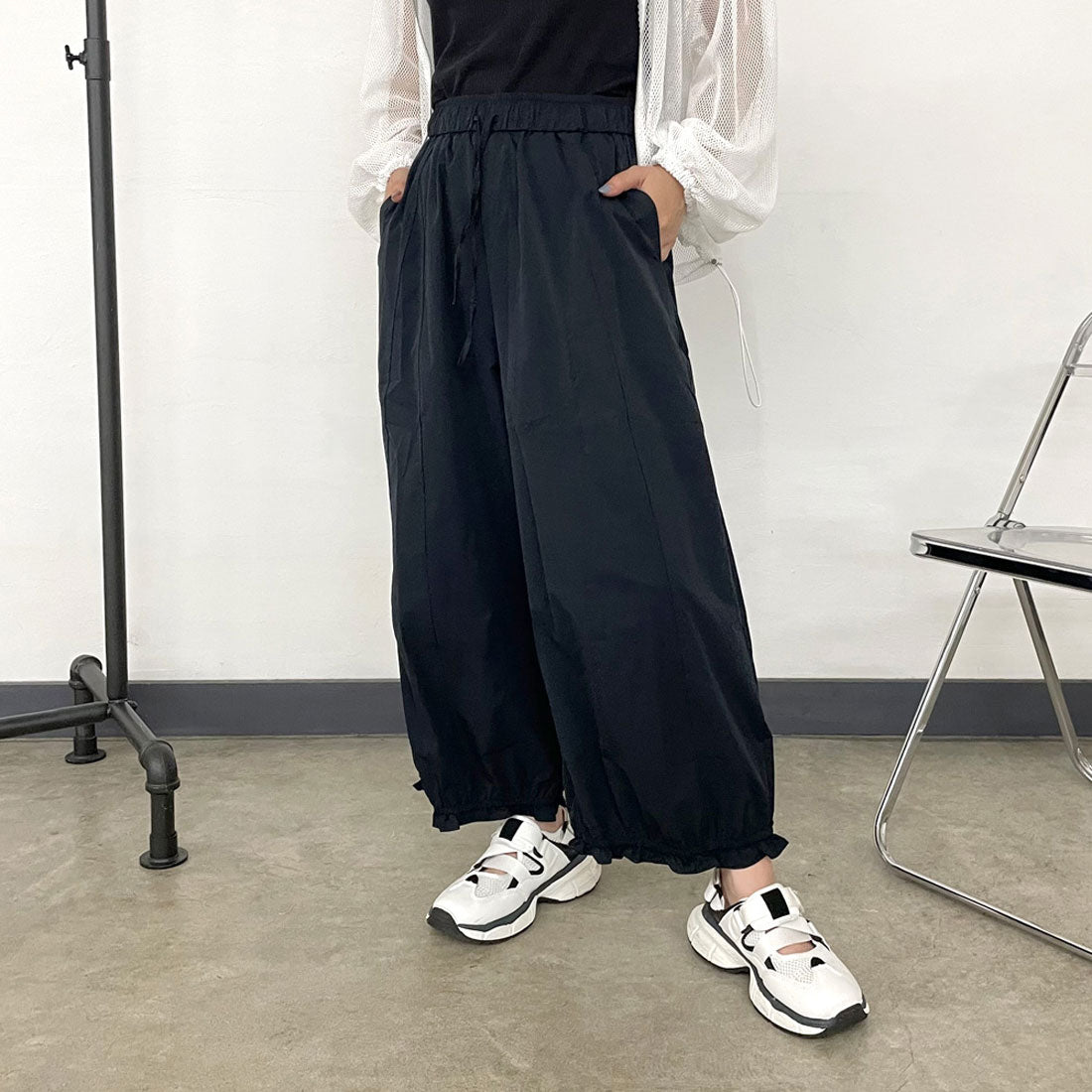 シーアールビー CRB 裾フリルナイロン風パンツ （ブラック） ブラック