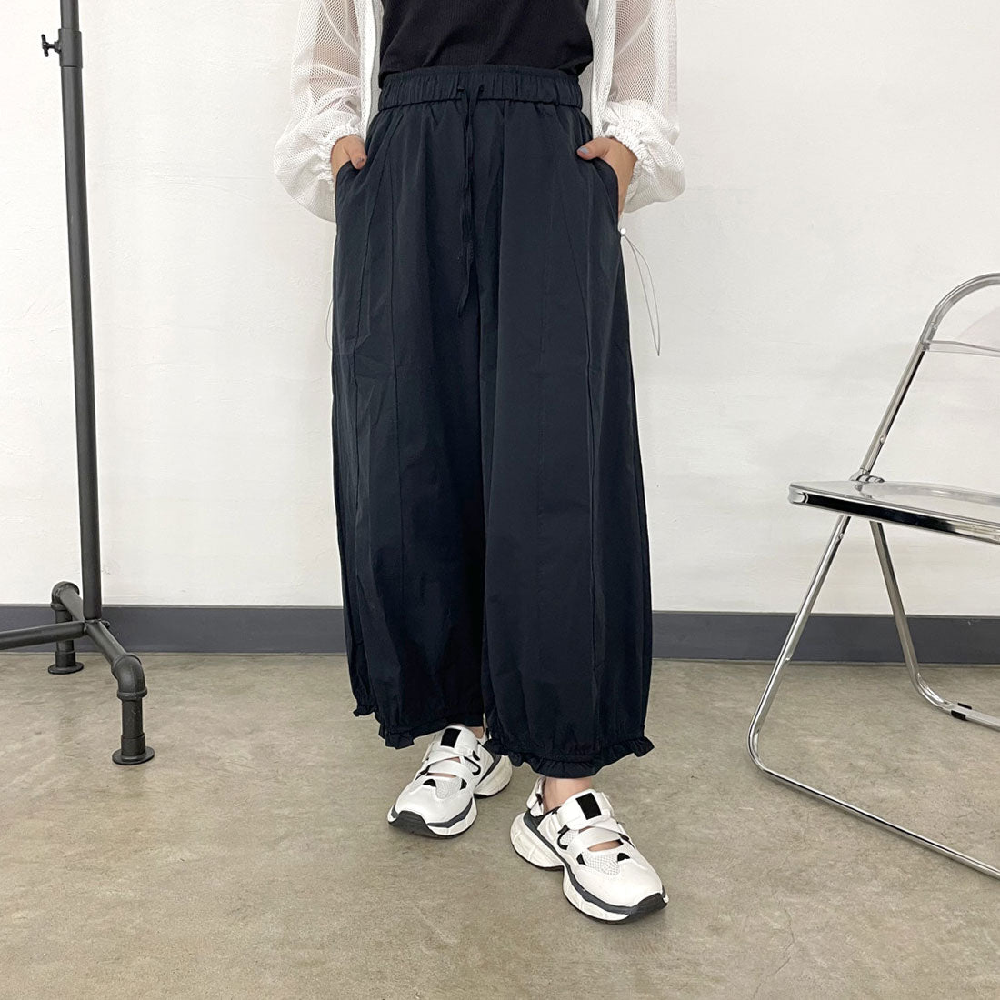 シーアールビー CRB 裾フリルナイロン風パンツ （ブラック） ブラック
