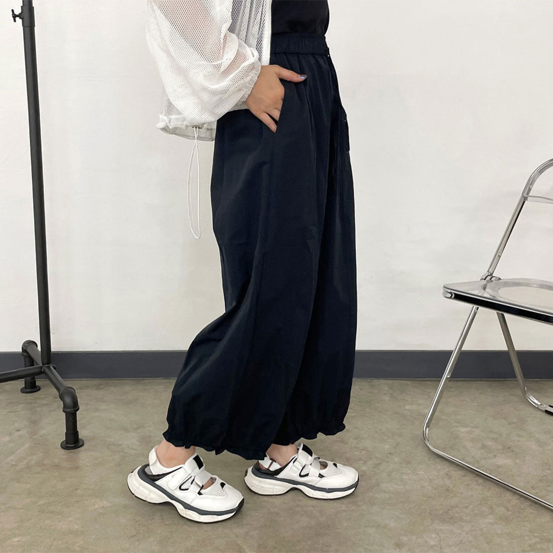 シーアールビー CRB 裾フリルナイロン風パンツ （ブラック） ブラック