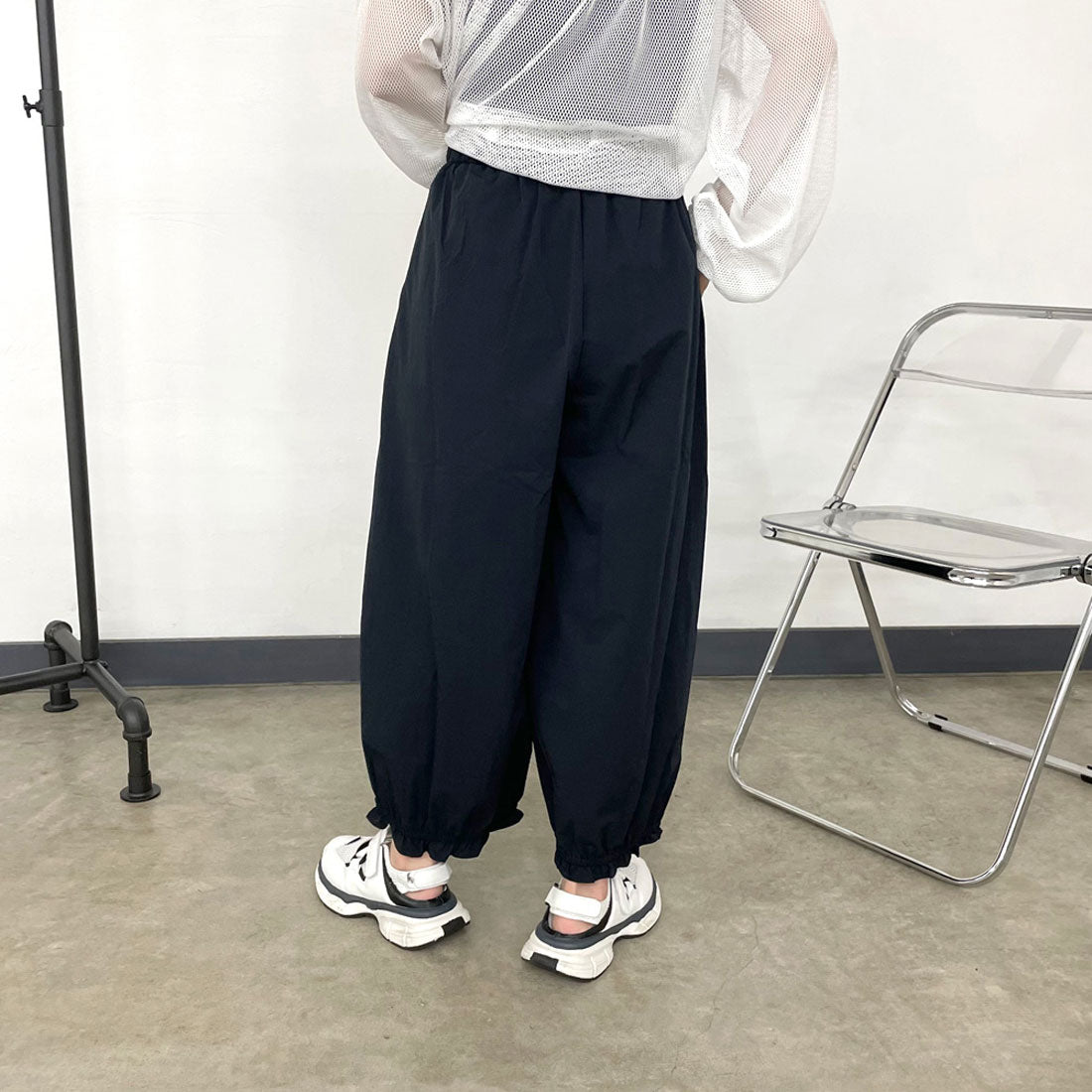 シーアールビー CRB 裾フリルナイロン風パンツ （ブラック） ブラック