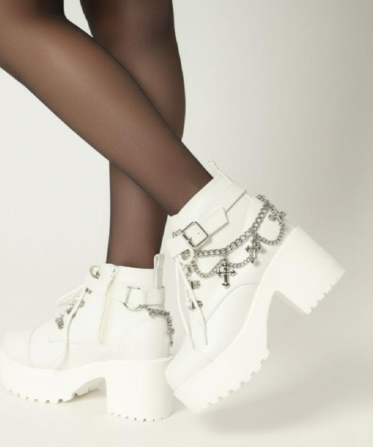 シーエス ティーアンドピー csT&P 厚底十字架チャーム付きチェーンブーツ （ホワイト(001)） ホワイト(001)