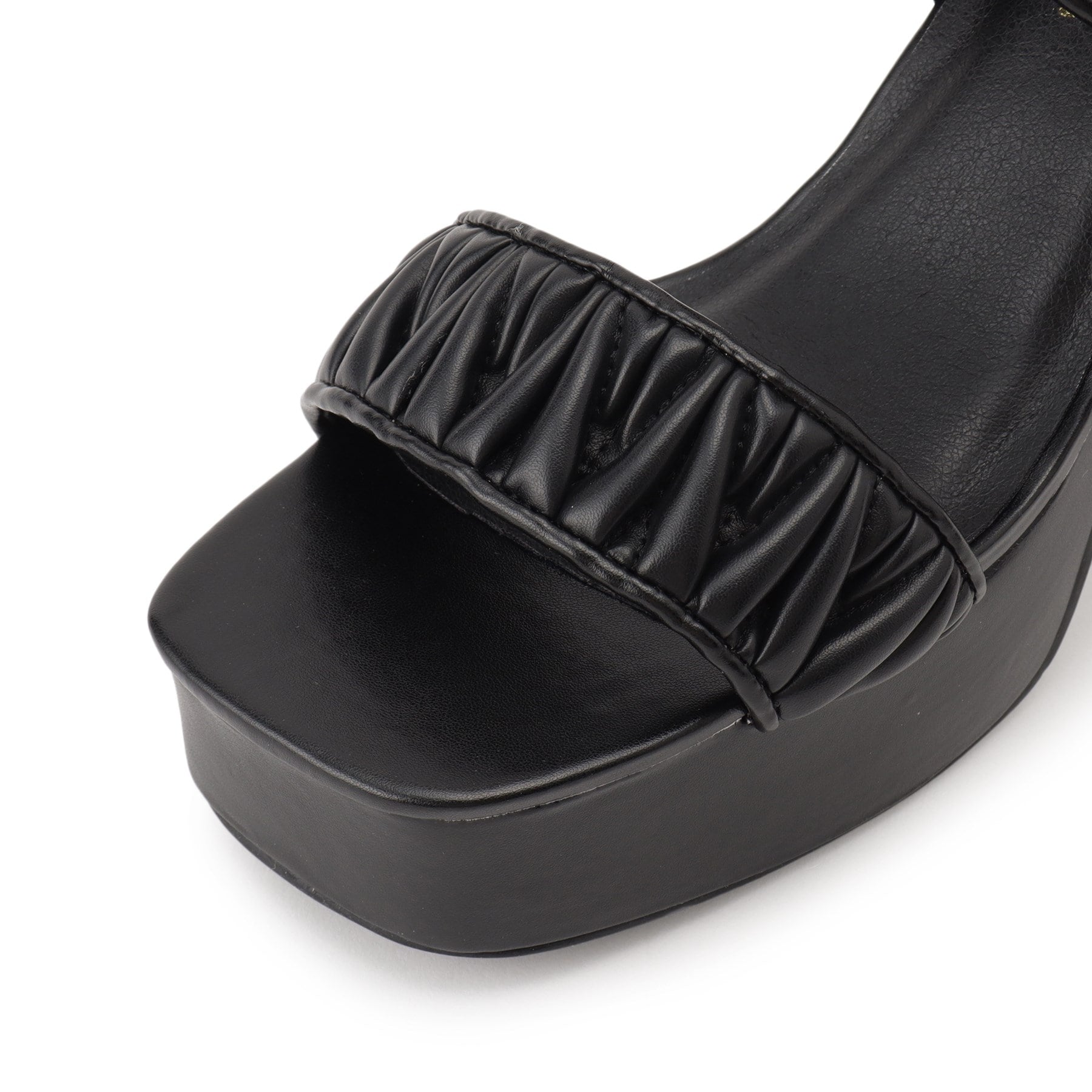 シーエス ティーアンドピー csT&P ギャザーダブルベルト チャンキーヒールサンダル （ホワイト(001)） ホワイト(001)