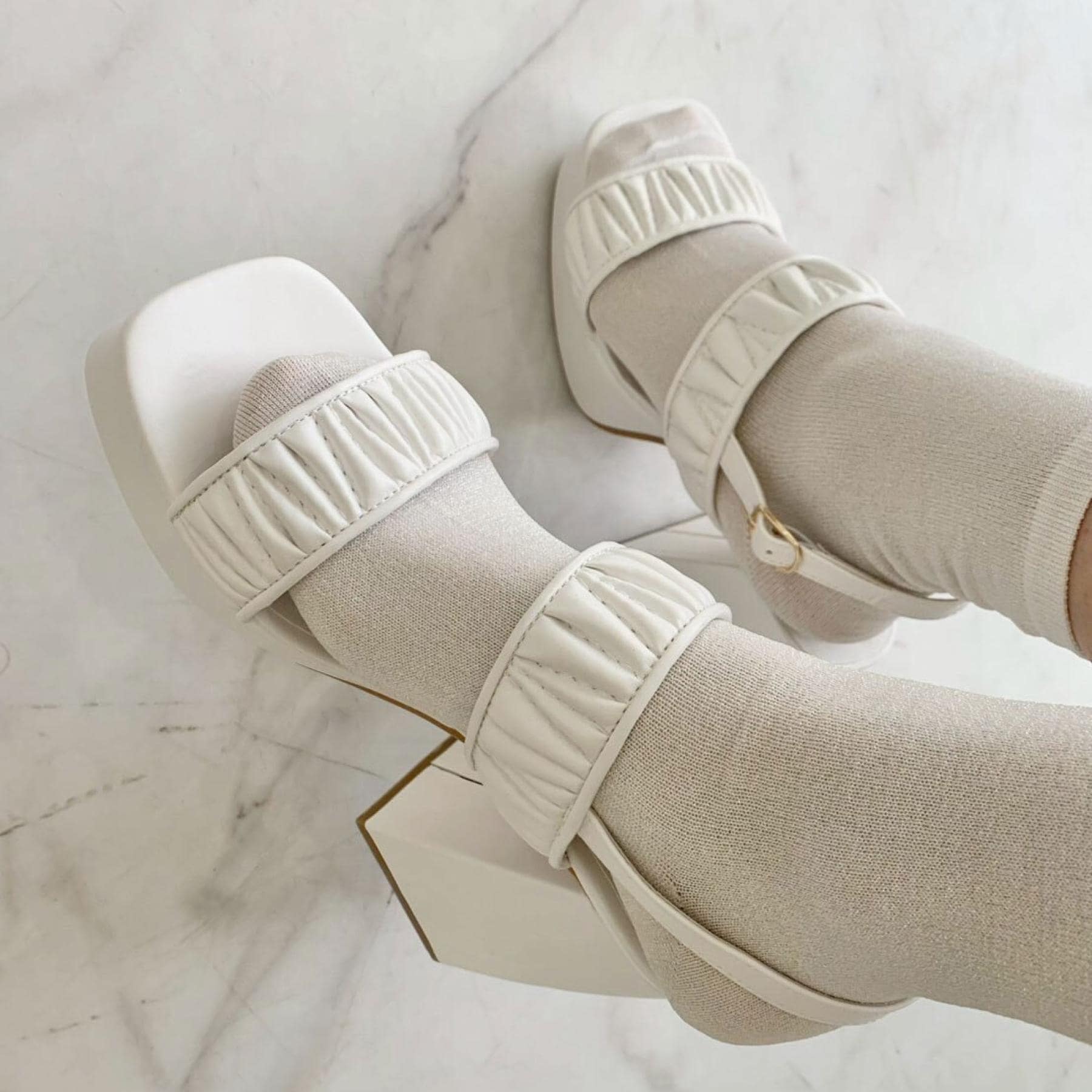 シーエス ティーアンドピー csT&P ギャザーダブルベルト チャンキーヒールサンダル （ホワイト(001)） ホワイト(001)