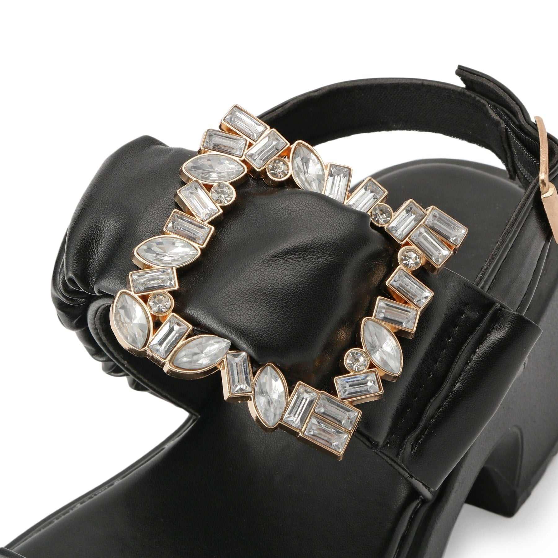 シーエス ティーアンドピー csT&P バックル付きギャザーサンダル （ホワイト(001)） ホワイト(001)