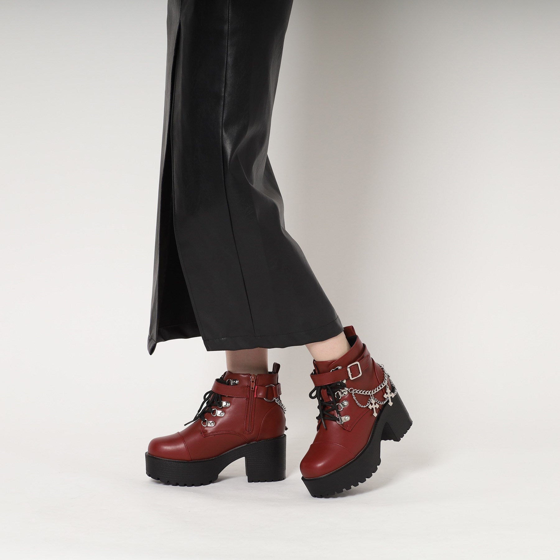 シーエス ティーアンドピー csT&P 厚底十字架チャーム付きチェーンブーツ （ホワイト(001)） ホワイト(001)