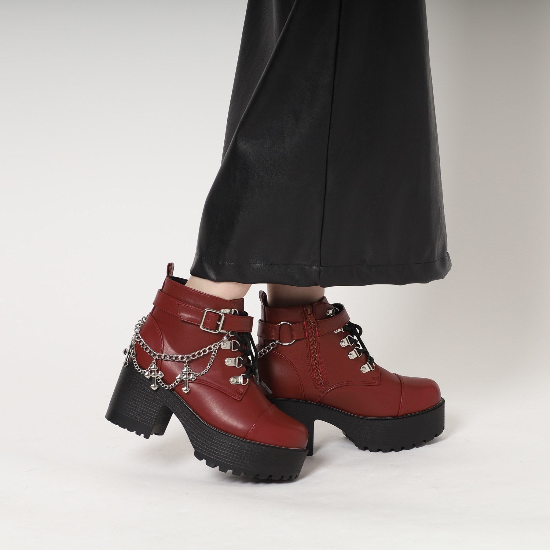 シーエス ティーアンドピー csT&P 厚底十字架チャーム付きチェーンブーツ （ホワイト(001)） ホワイト(001)