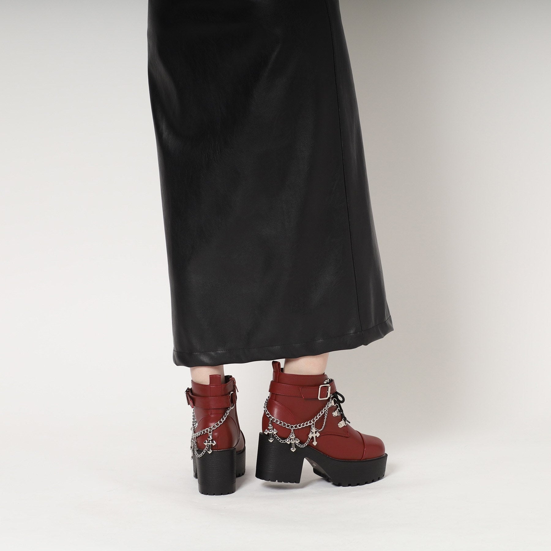 シーエス ティーアンドピー csT&P 厚底十字架チャーム付きチェーンブーツ （ホワイト(001)） ホワイト(001)