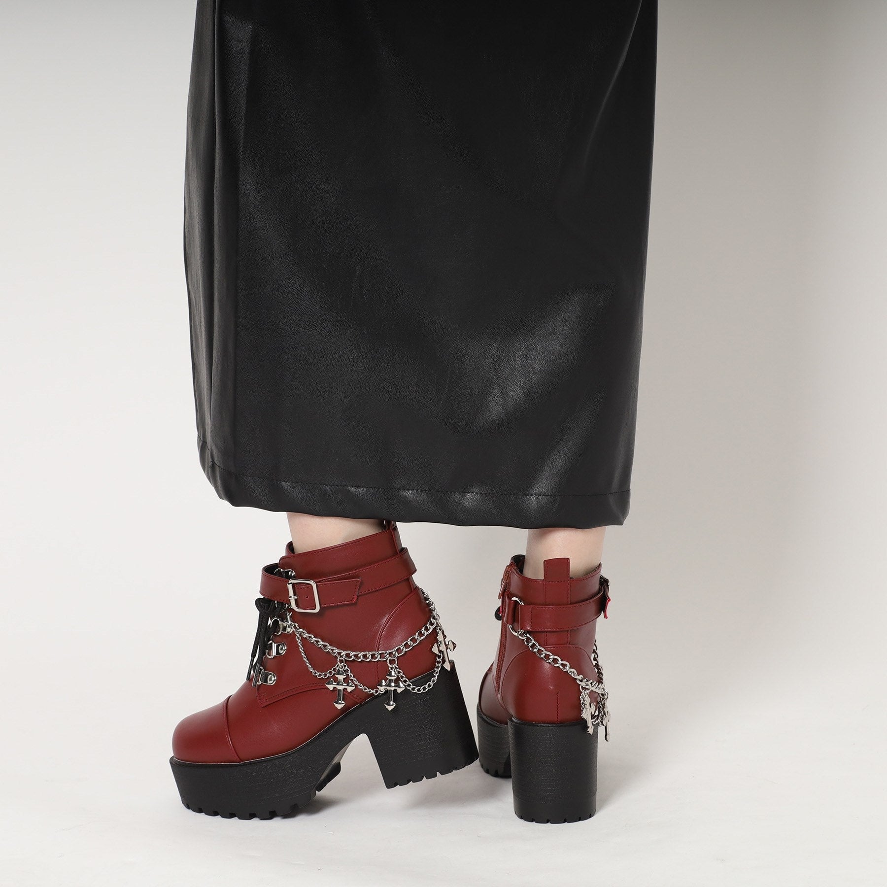 シーエス ティーアンドピー csT&P 厚底十字架チャーム付きチェーンブーツ （ホワイト(001)） ホワイト(001)