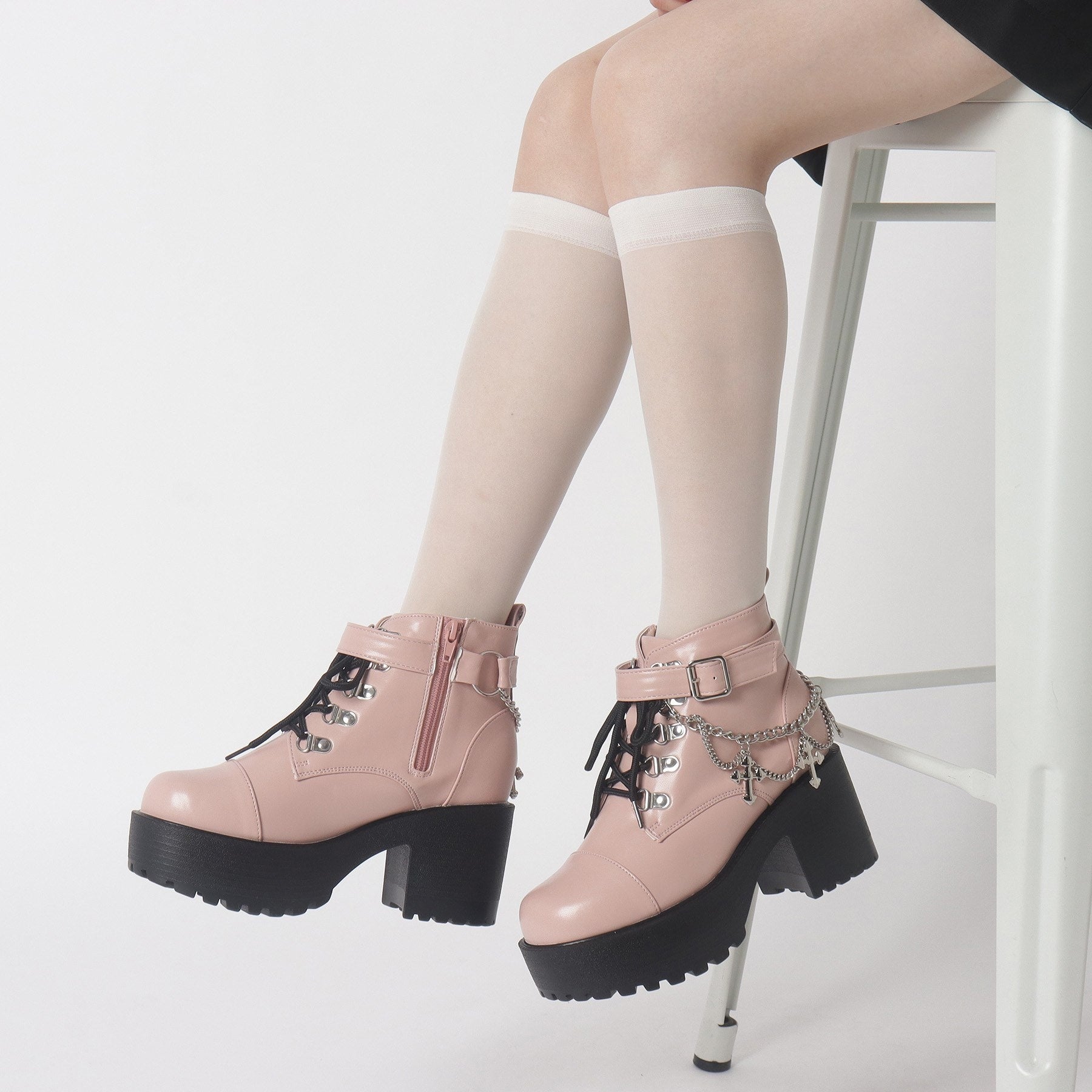 シーエス ティーアンドピー csT&P 厚底十字架チャーム付きチェーンブーツ （ホワイト(001)） ホワイト(001)