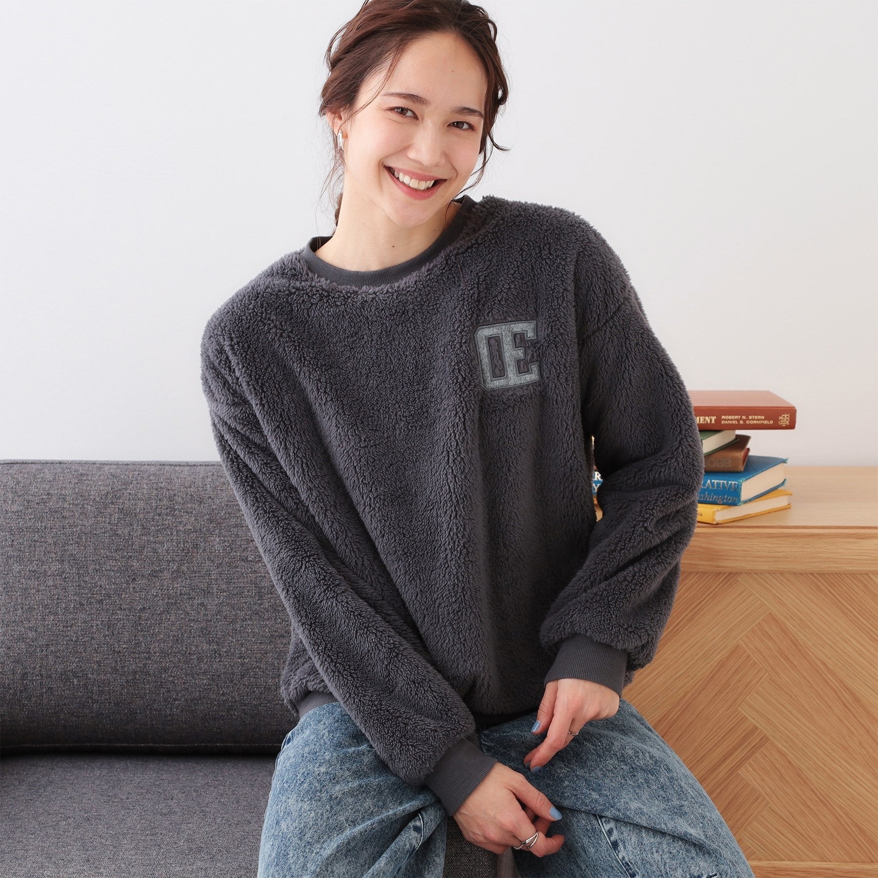 キューティーブロンド Cutie Blonde 【洗える】フェルト刺繍がワンポイント やわらかボアトップス （チャコールグレー(014)） チャコールグレー(014)