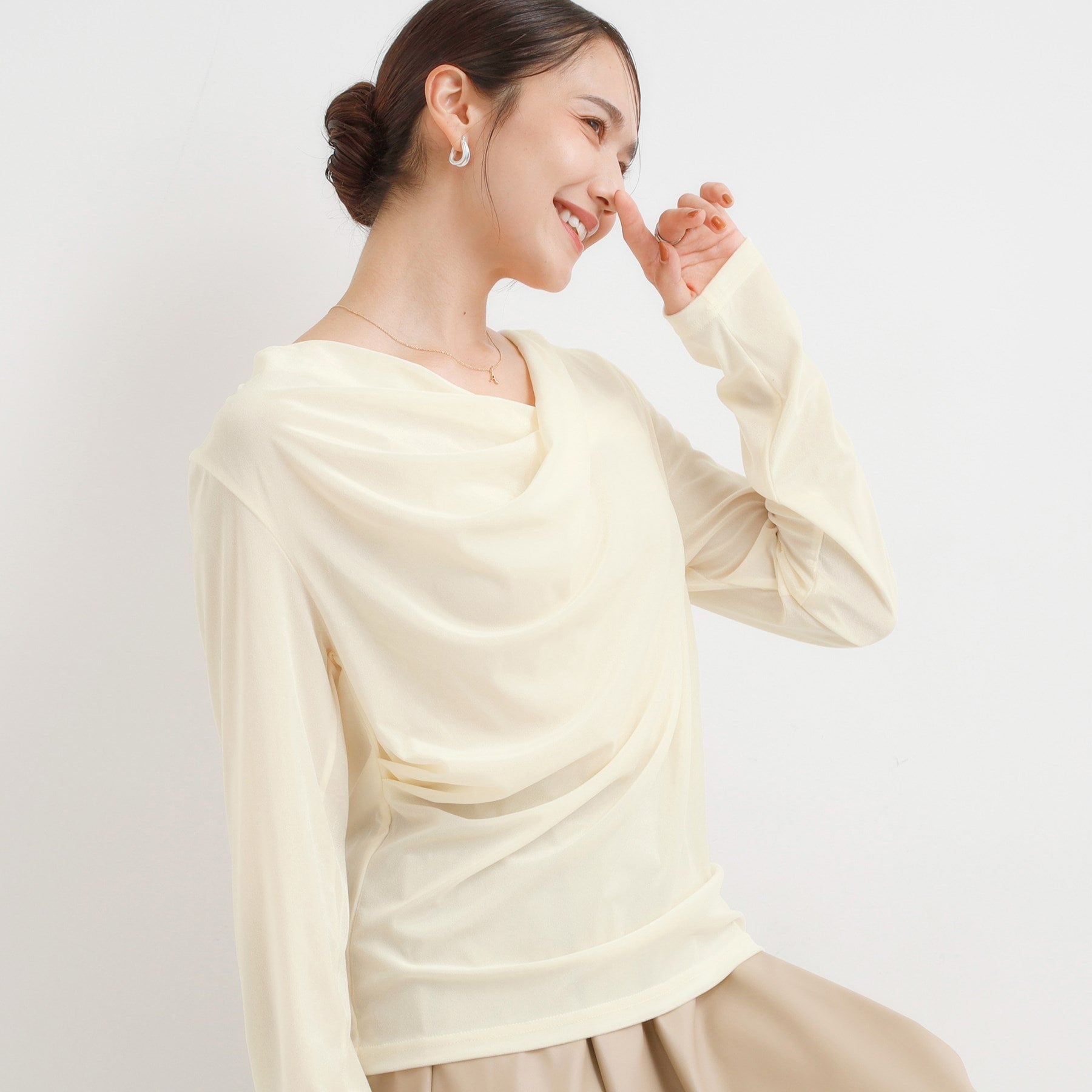 キューティーブロンド Cutie Blonde ベロア調ドレープデザインカットソー （オフホワイト(003)） オフホワイト(003)