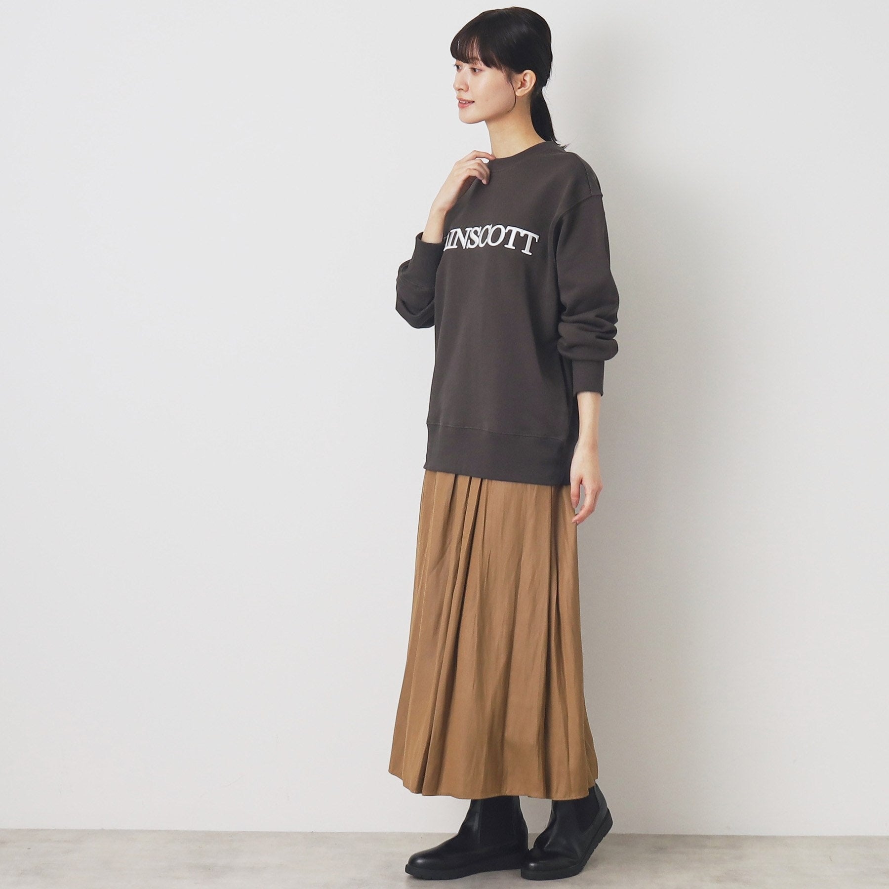 デッサン Dessin 【ユニセックス】3D刺繍スウェット （グレージュ(050)） グレージュ(050)