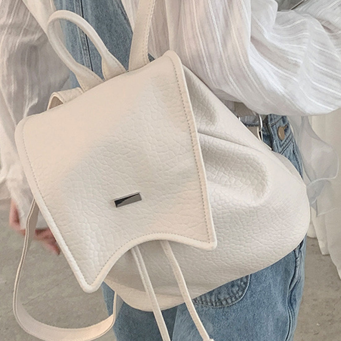 デューリリー Dewlily フェイクレザーリュック レディース 10代 20代 30代 韓国ファッション カジュアル おしゃれ バッグ バック 鞄 大容量 リュックサック 黒 白 （ホワイト） ホワイト