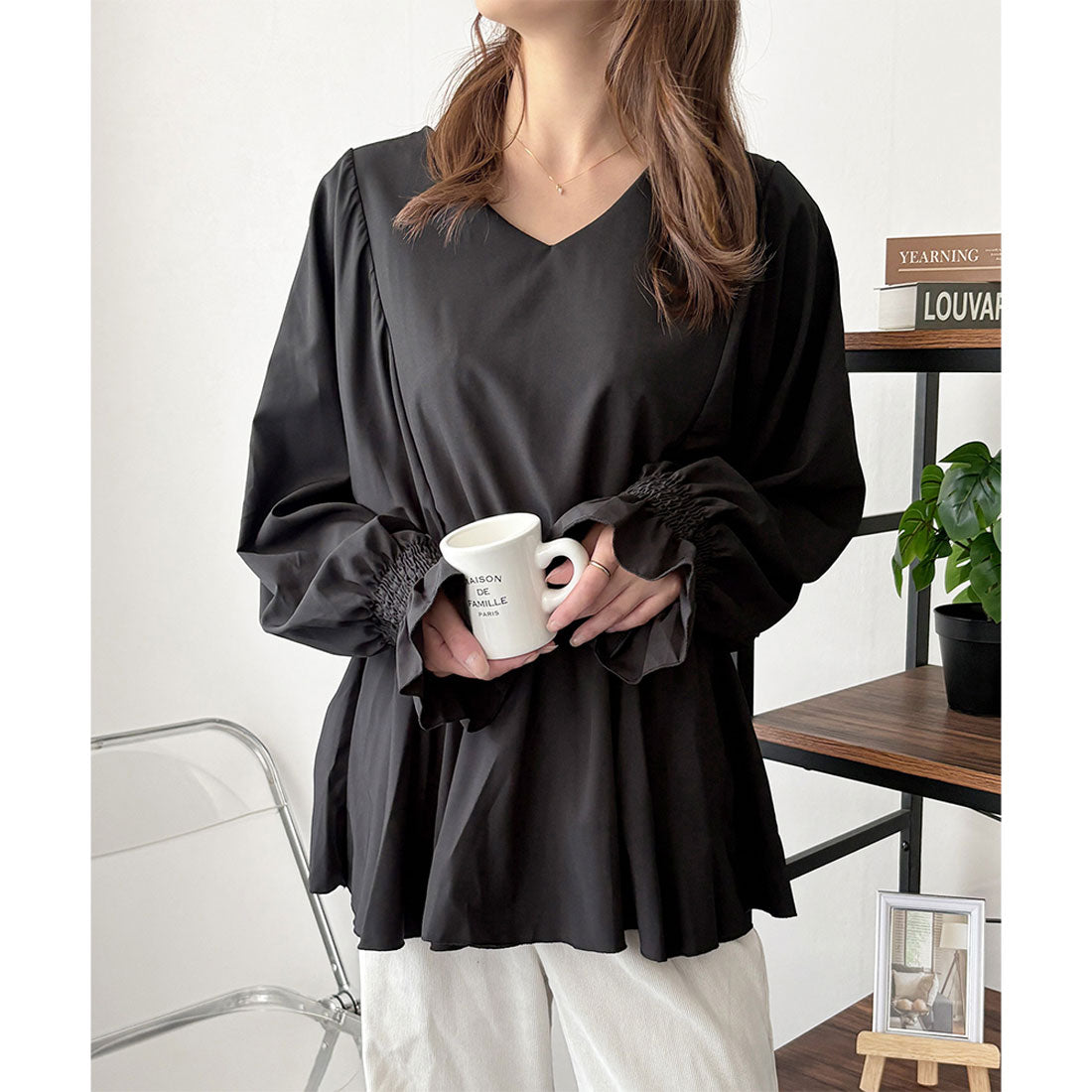 デューリリー Dewlily Vネックギャザーブラウス レディース 韓国 ギャザー 長袖 シャツ シンプル 大人 上品 カジュアル ゆったり 無地 春 夏 秋 トップス おしゃれ （ブラック） ブラック
