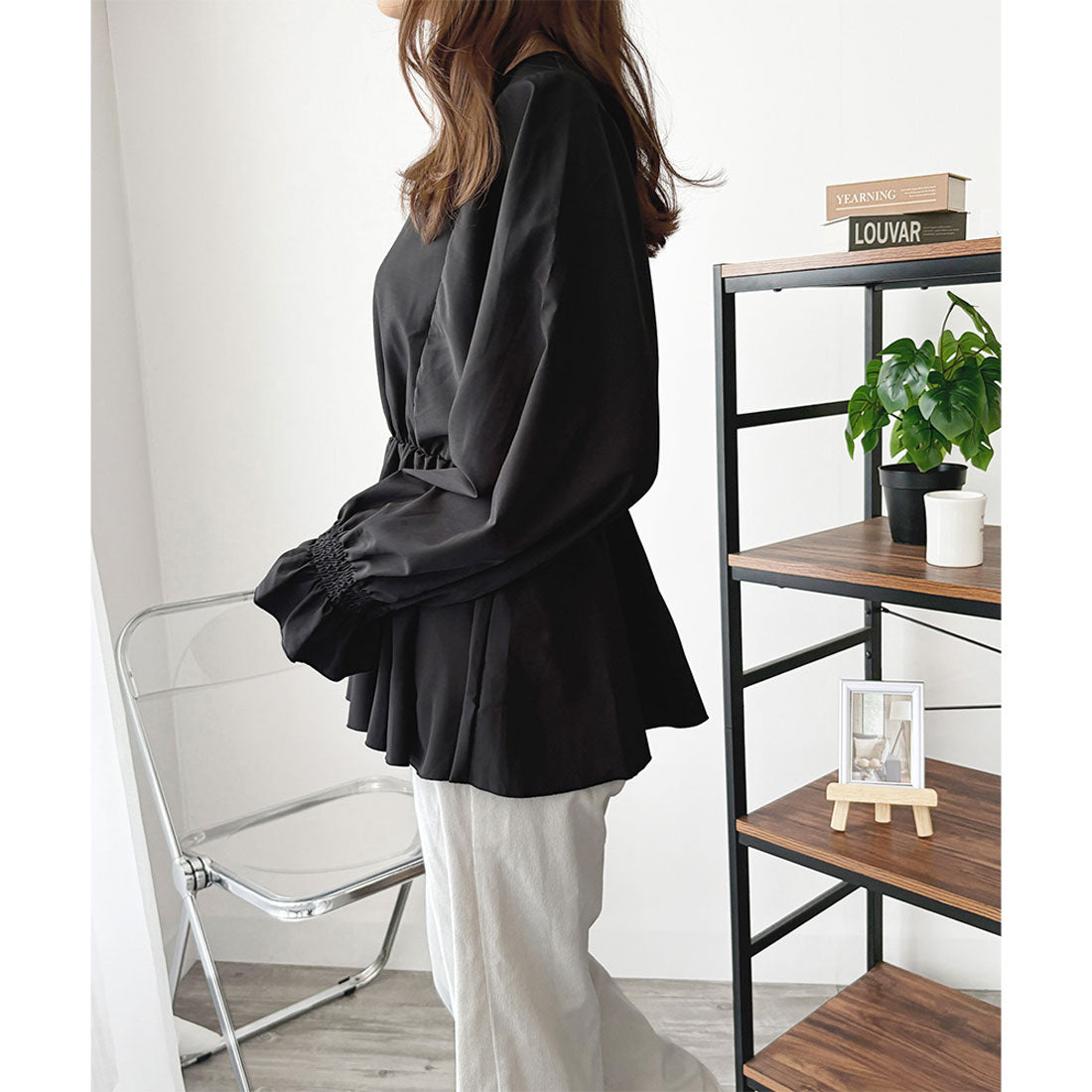デューリリー Dewlily Vネックギャザーブラウス レディース 韓国 ギャザー 長袖 シャツ シンプル 大人 上品 カジュアル ゆったり 無地 春 夏 秋 トップス おしゃれ （ブラック） ブラック