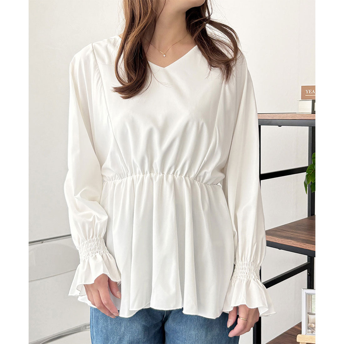 デューリリー Dewlily Vネックギャザーブラウス レディース 韓国 ギャザー 長袖 シャツ シンプル 大人 上品 カジュアル ゆったり 無地 春 夏 秋 トップス おしゃれ （ブラック） ブラック