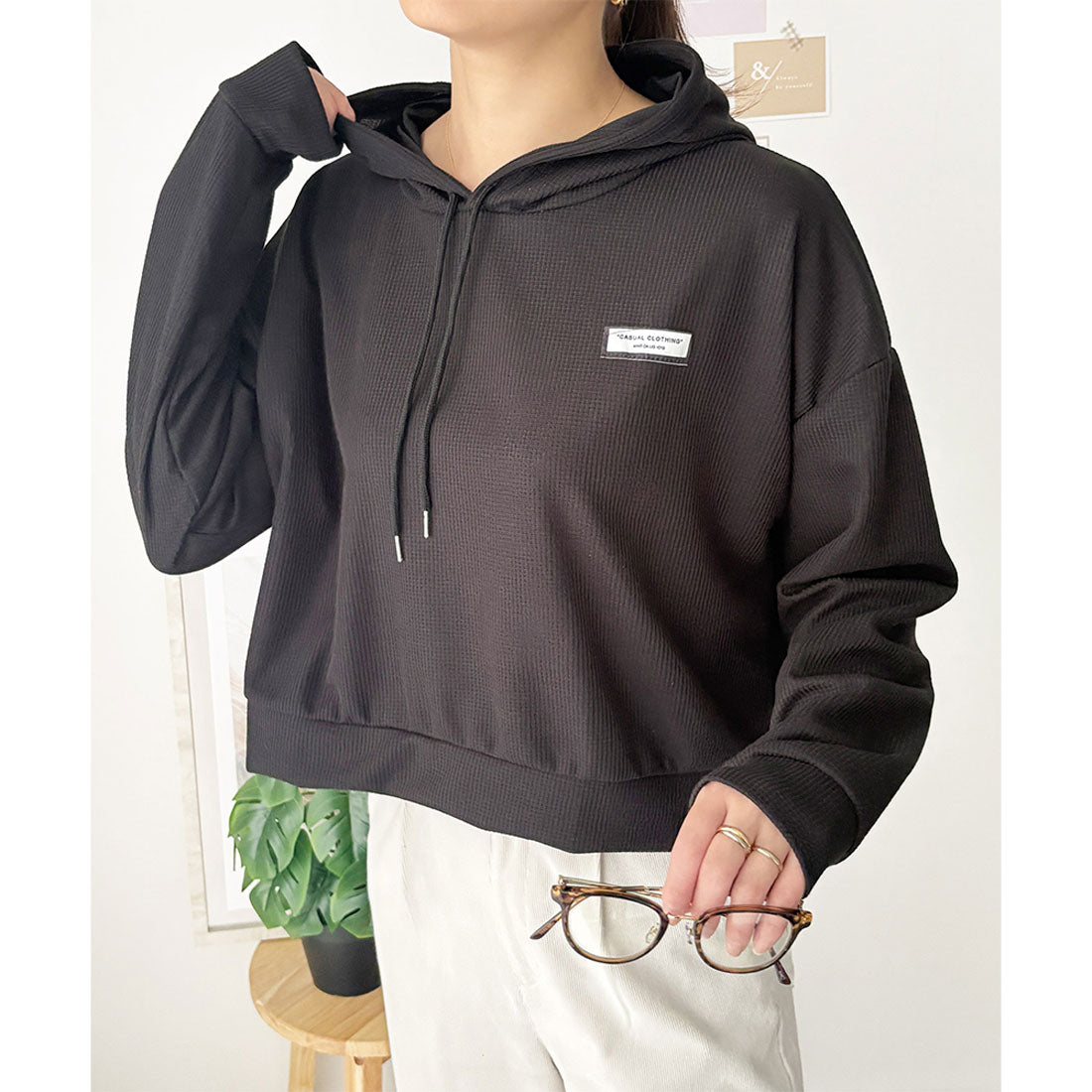 デューリリー Dewlily フード付きプルオーバー 韓国 ファッション レディース 春夏 着回し フーディー 長袖 ワッフル生地 軽量 季節感 体型カバー 通勤 カジュアル （ブラック） ブラック