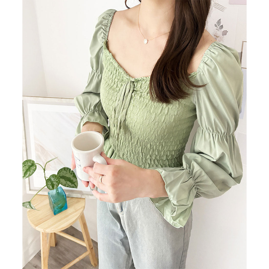 デューリリー Dewlily シャーリングパフスリーブトップス 韓国 ファッション レディース 春夏 着回し 上品 ガーリー フリル ベージュ 体型カバー 通勤 旅行 カジュアル （グリーン） グリーン