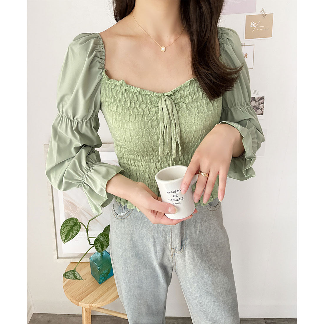 デューリリー Dewlily シャーリングパフスリーブトップス 韓国 ファッション レディース 春夏 着回し 上品 ガーリー フリル ベージュ 体型カバー 通勤 旅行 カジュアル （グリーン） グリーン